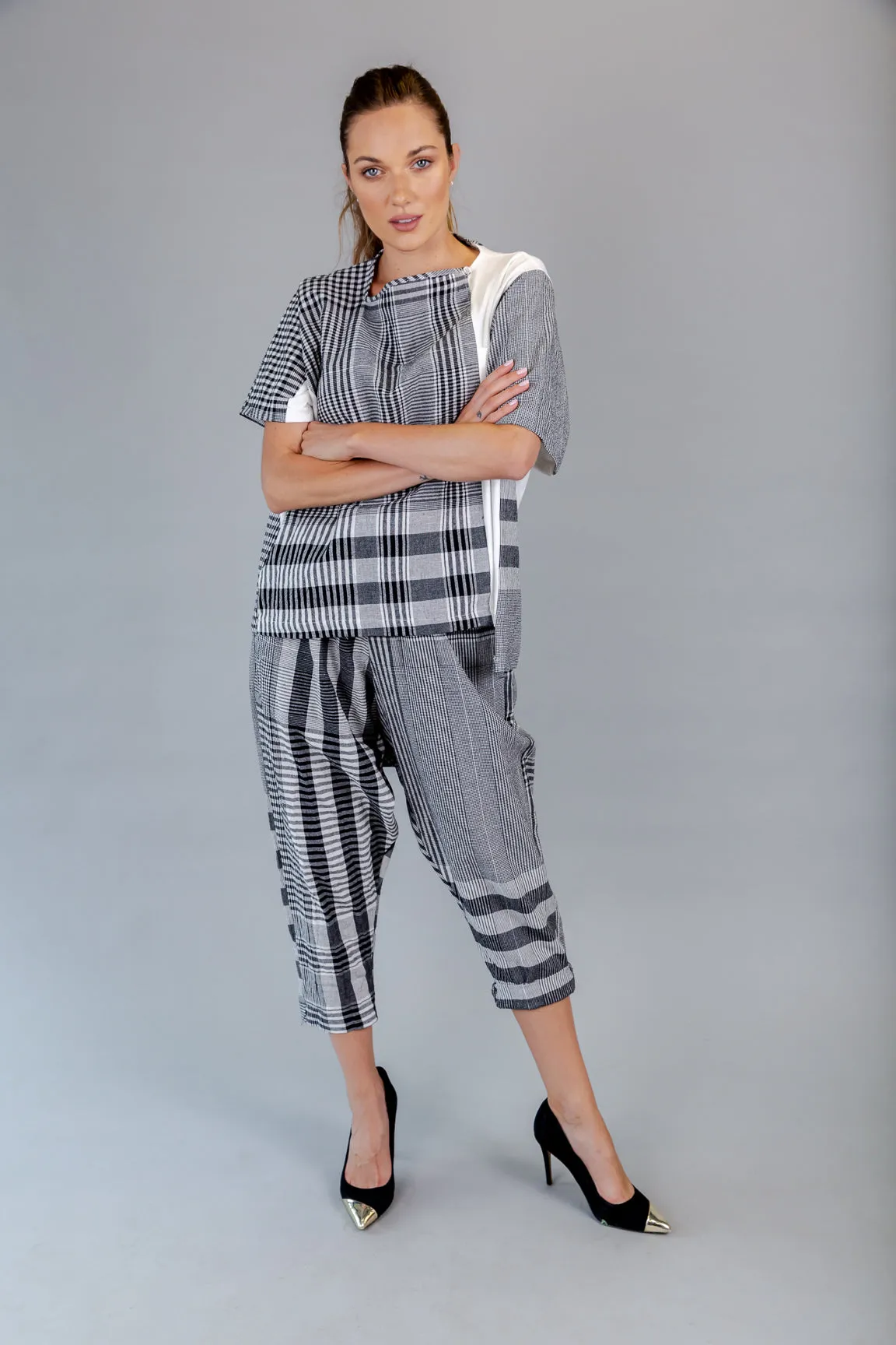 BLACK & WHITE PLADE TOP