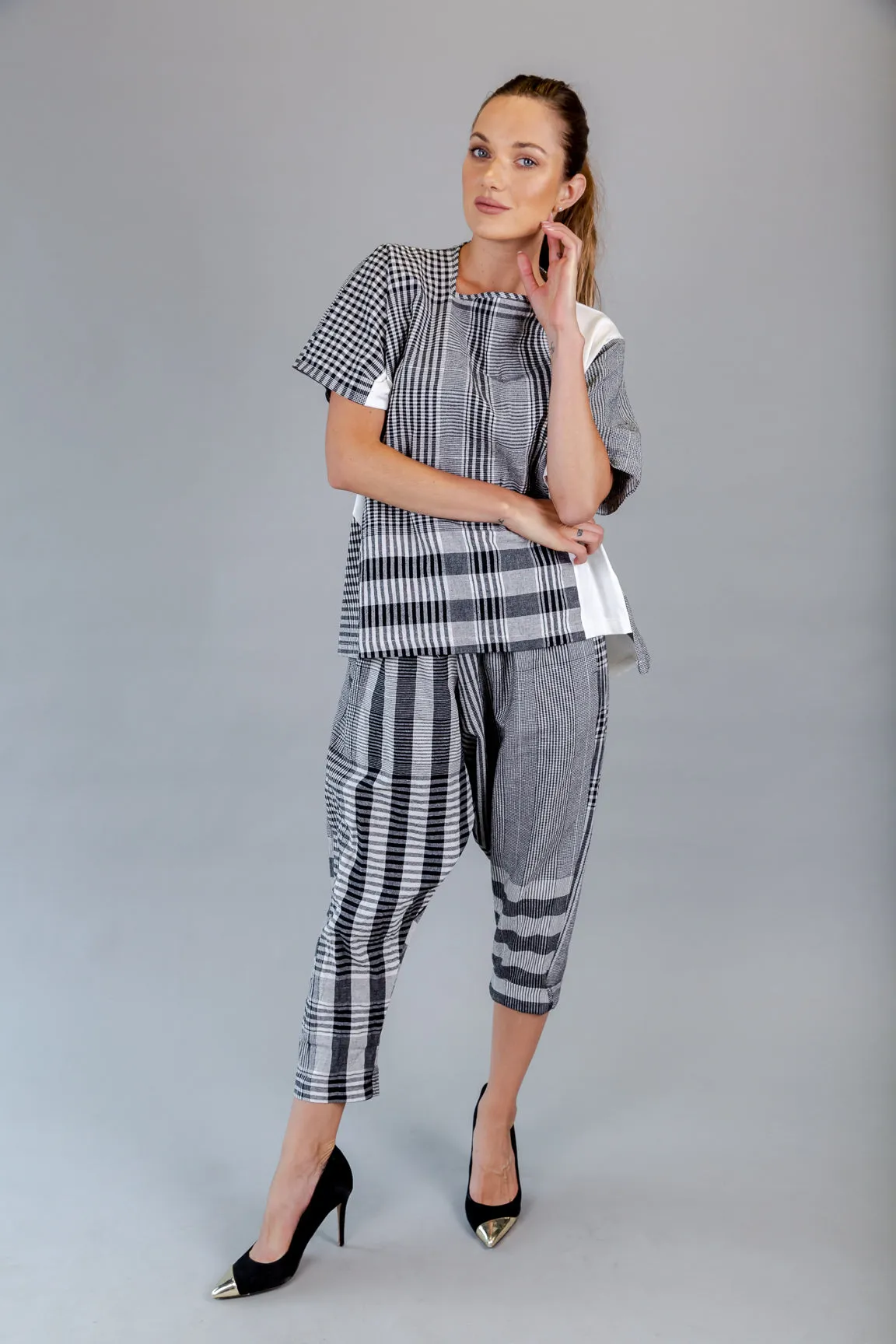 BLACK & WHITE PLADE TOP