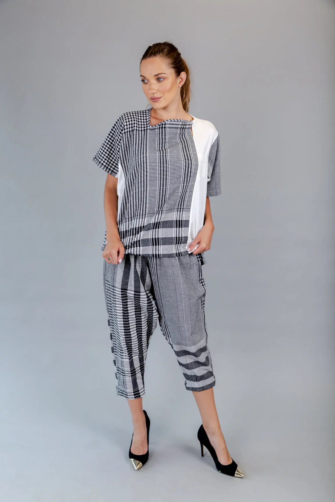 BLACK & WHITE PLADE TOP